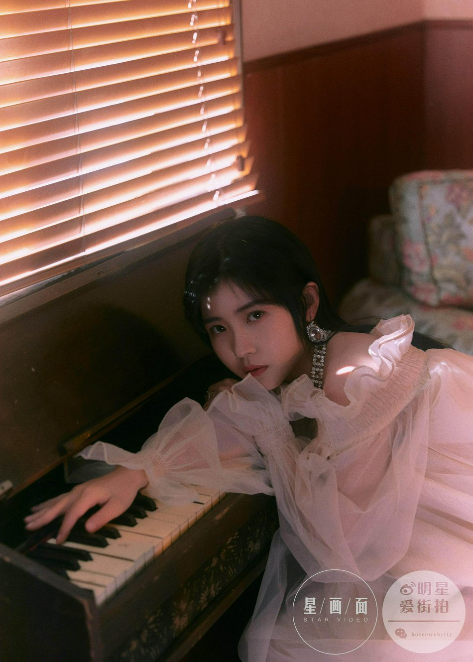 赖美云公主风造型甜美又俏皮写真