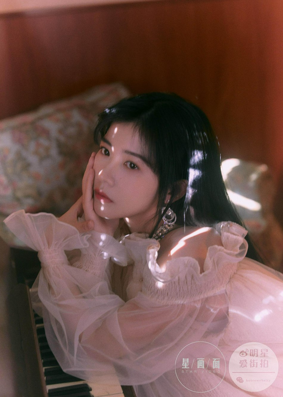 赖美云公主风造型甜美又俏皮写真