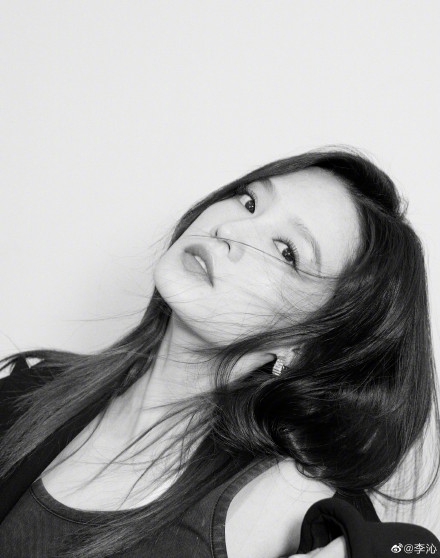 李沁黑白色调彰显高级质感写真