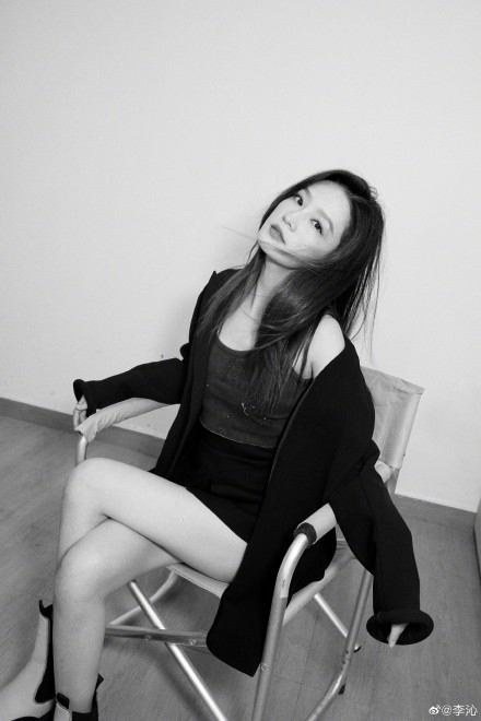 李沁黑白色调彰显高级质感写真