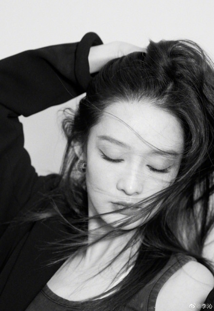 李沁黑白色调彰显高级质感写真