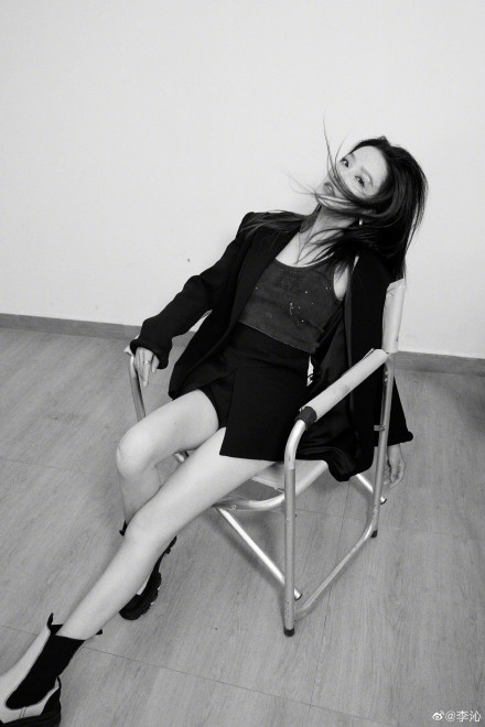 李沁黑白色调彰显高级质感写真