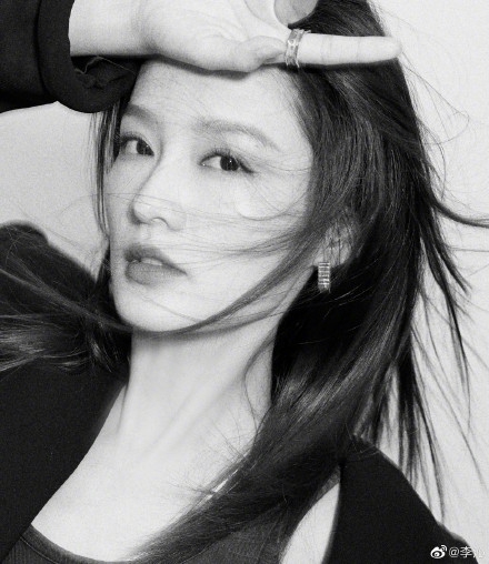 李沁黑白色调彰显高级质感写真