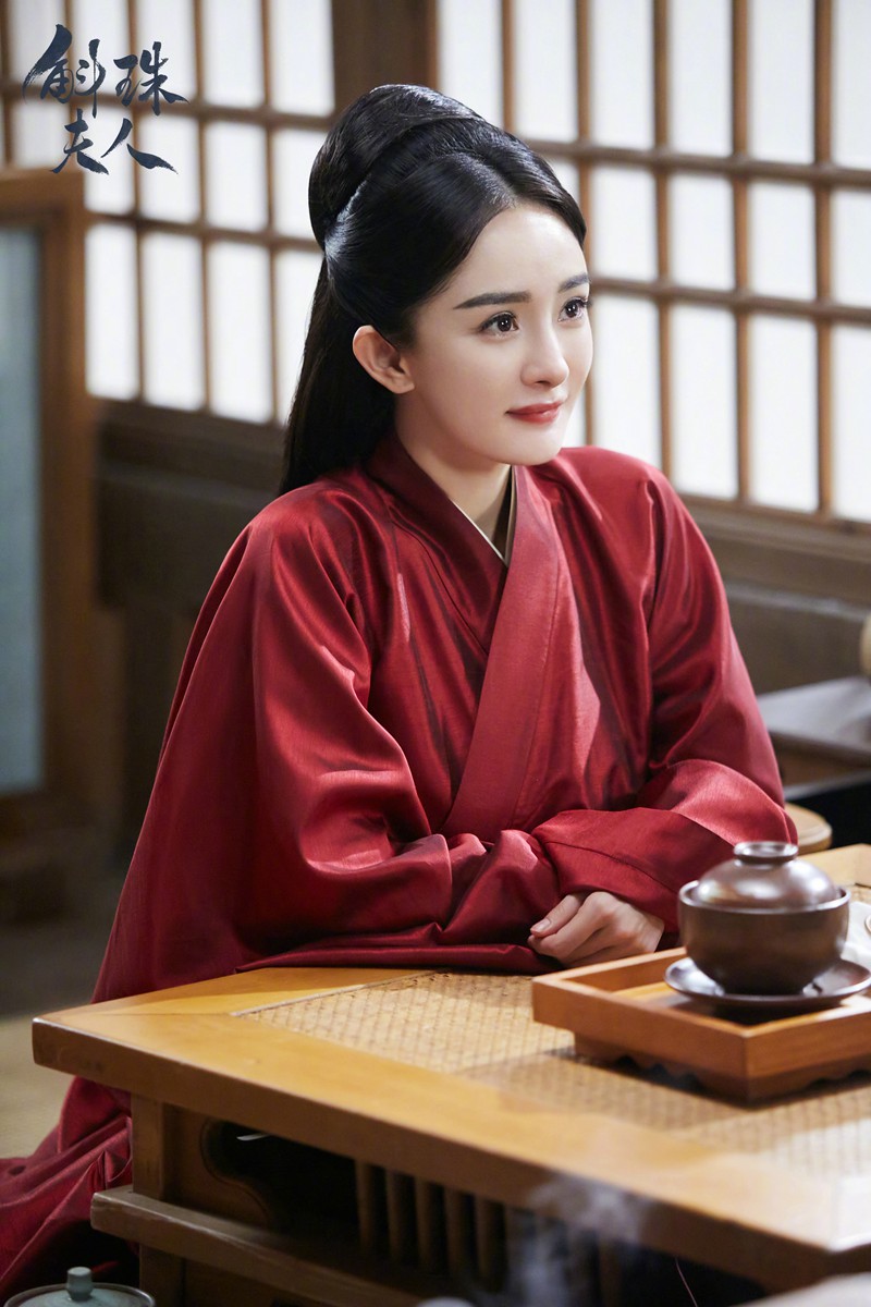 杨幂《斛珠夫人》雪中红衣氛围感耀眼造型图