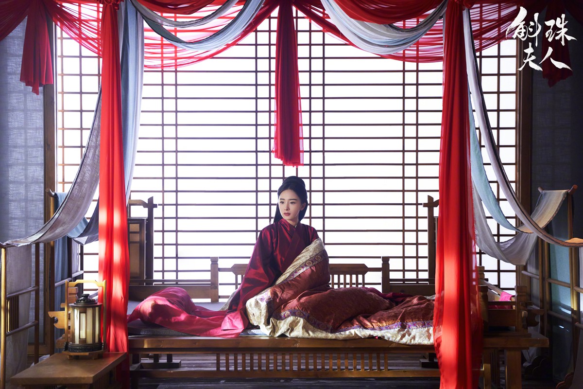 杨幂《斛珠夫人》雪中红衣氛围感耀眼造型图