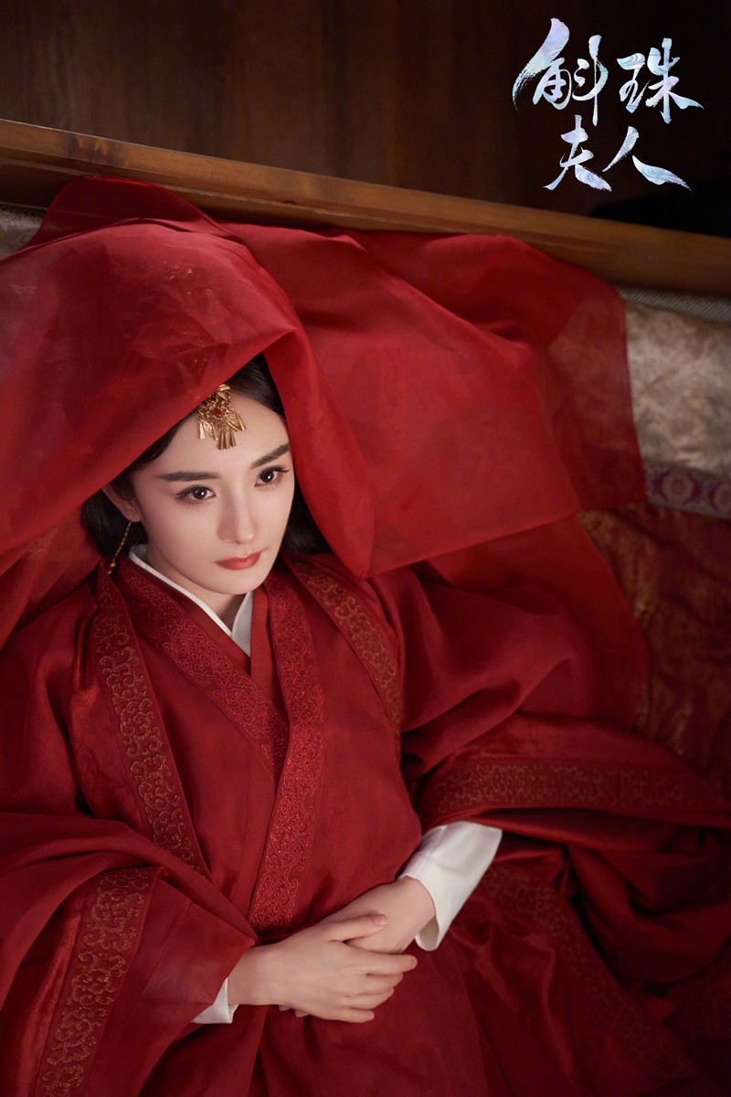 杨幂《斛珠夫人》雪中红衣氛围感耀眼造型图