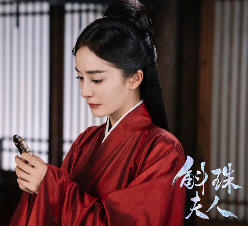 杨幂《斛珠夫人》雪中红衣氛围感耀眼造型图