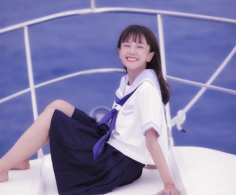 游艇上的制服美女露齿甜笑图片