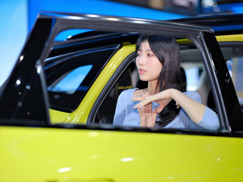 车展上的美女车模温柔动人私拍