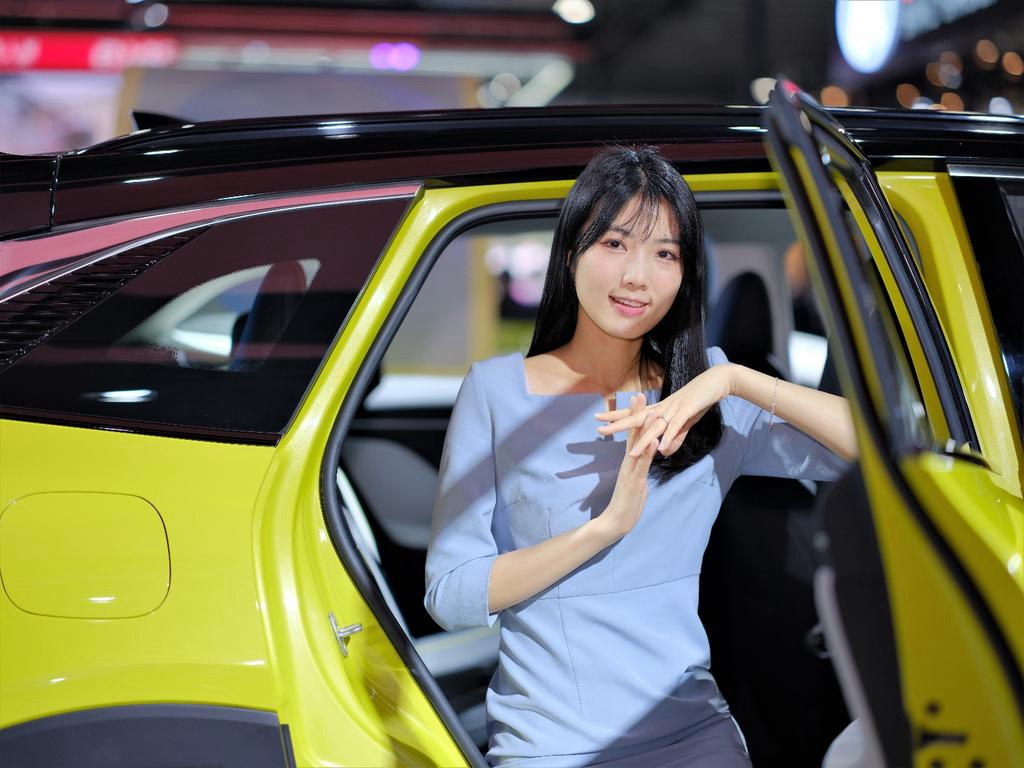 车展上的美女车模温柔动人私拍