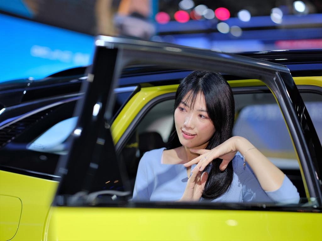 车展上的美女车模温柔动人私拍