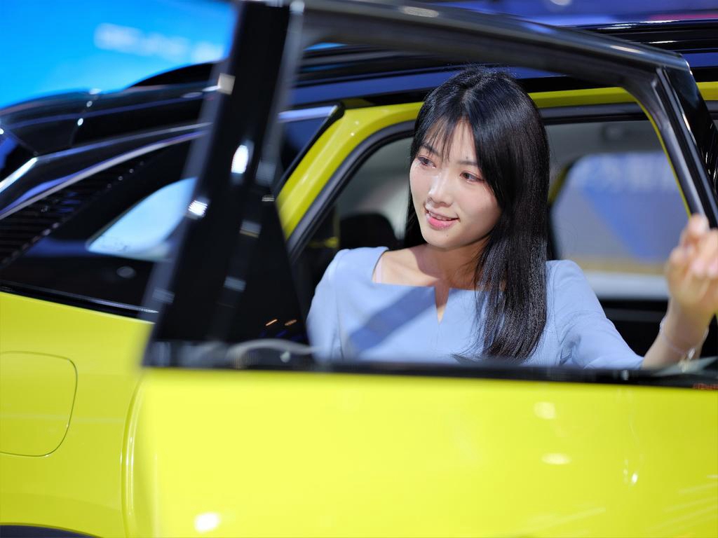 车展上的美女车模温柔动人私拍