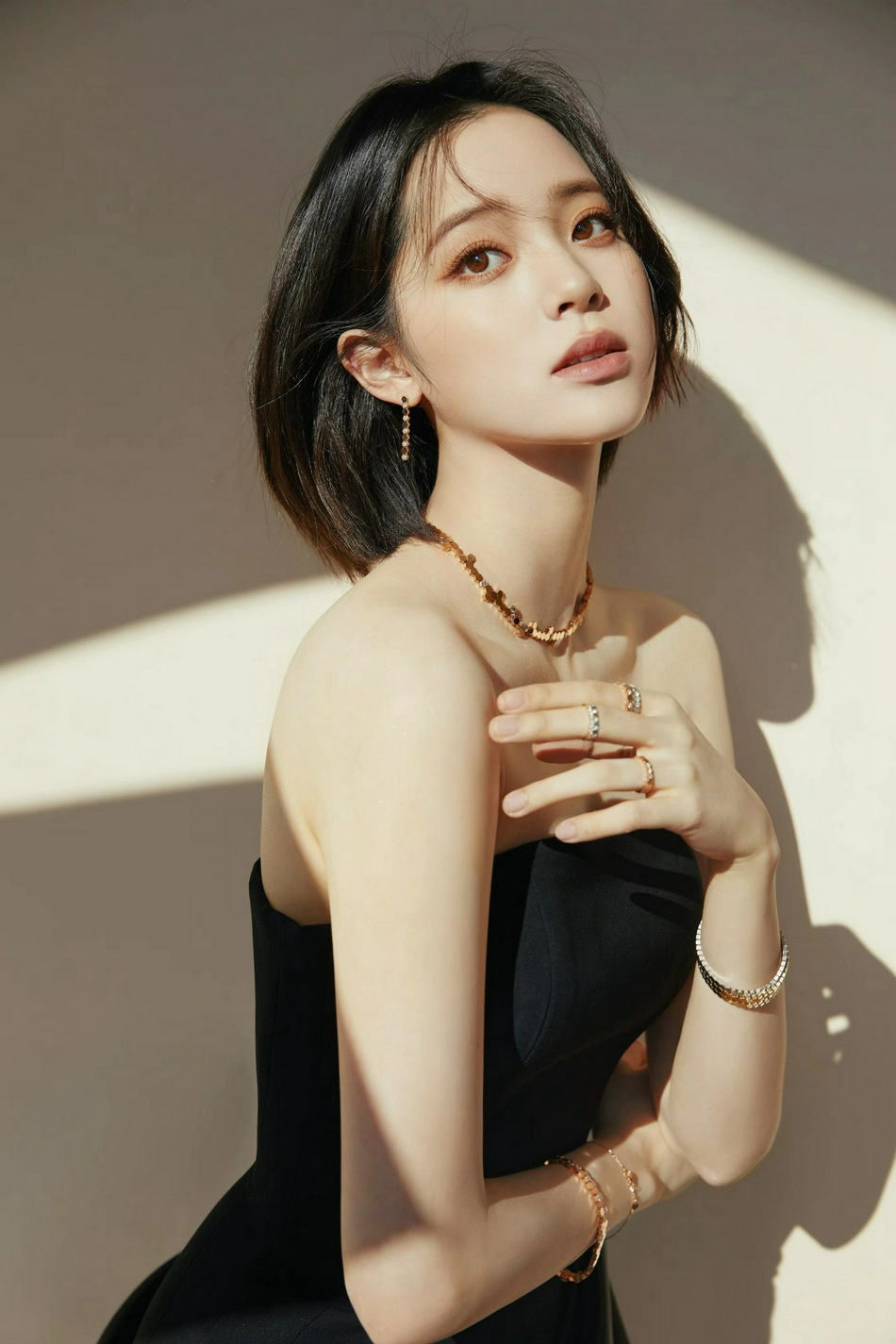 欧阳娜娜黑色抹胸短裙温柔妩媚