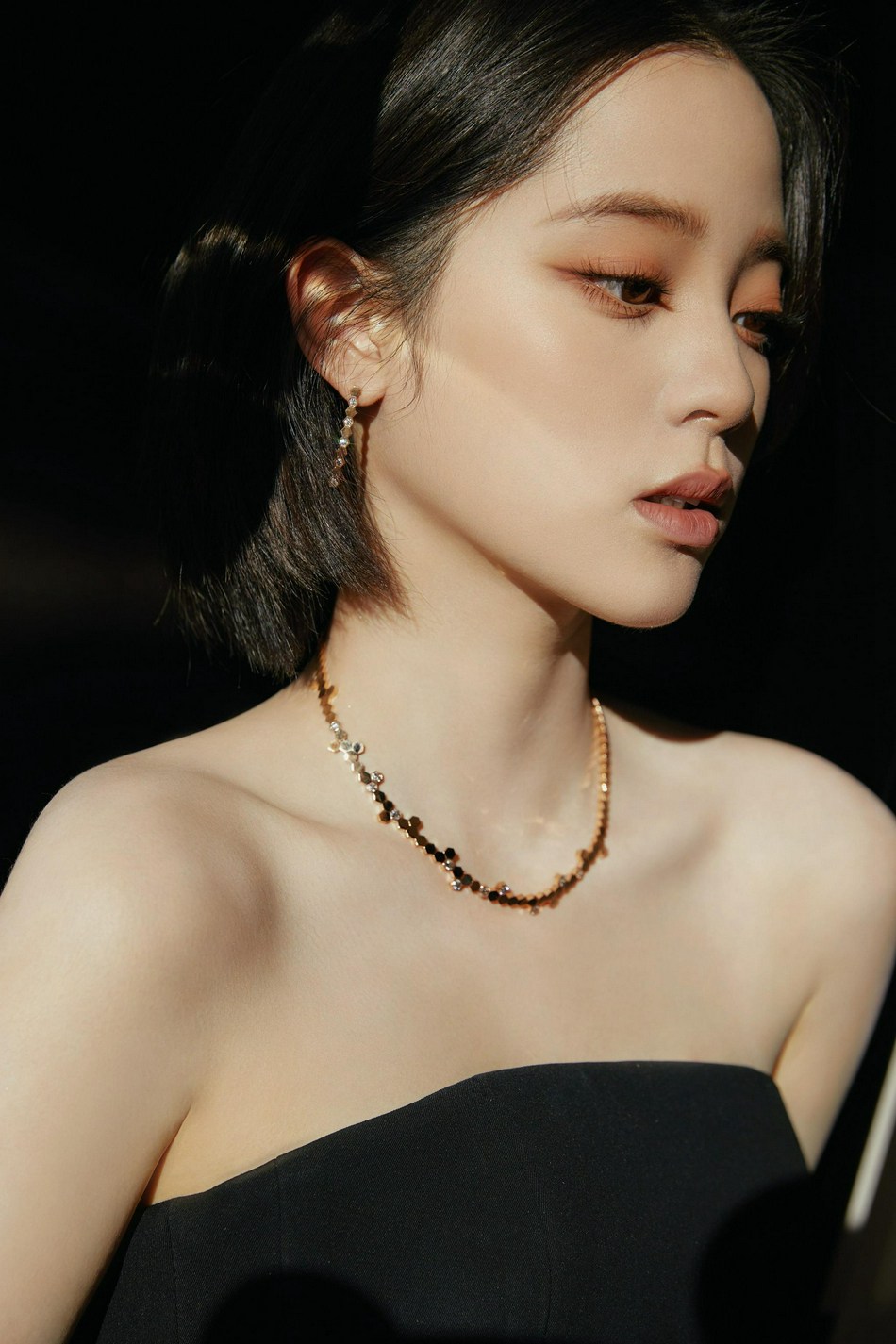 欧阳娜娜黑色抹胸短裙温柔妩媚