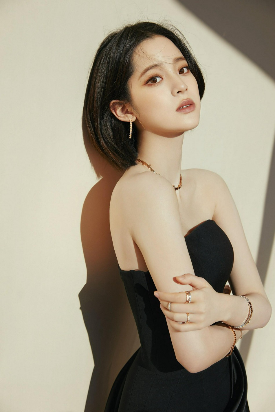 欧阳娜娜黑色抹胸短裙温柔妩媚