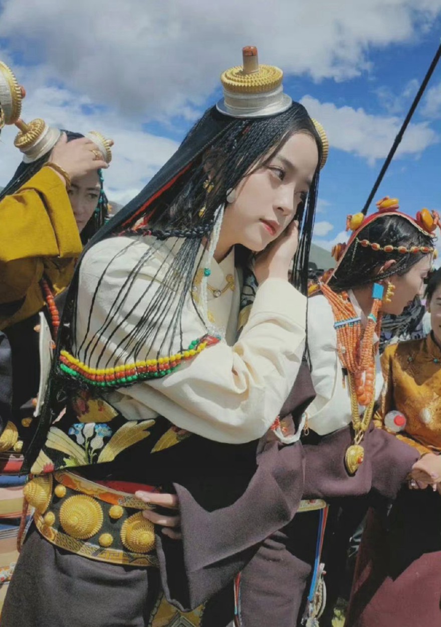 欧阳娜娜《奇遇・人间角落》理塘篇章穿藏族服饰图片