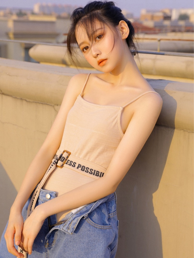 牛仔裤小姐姐吊带香肩街拍写真