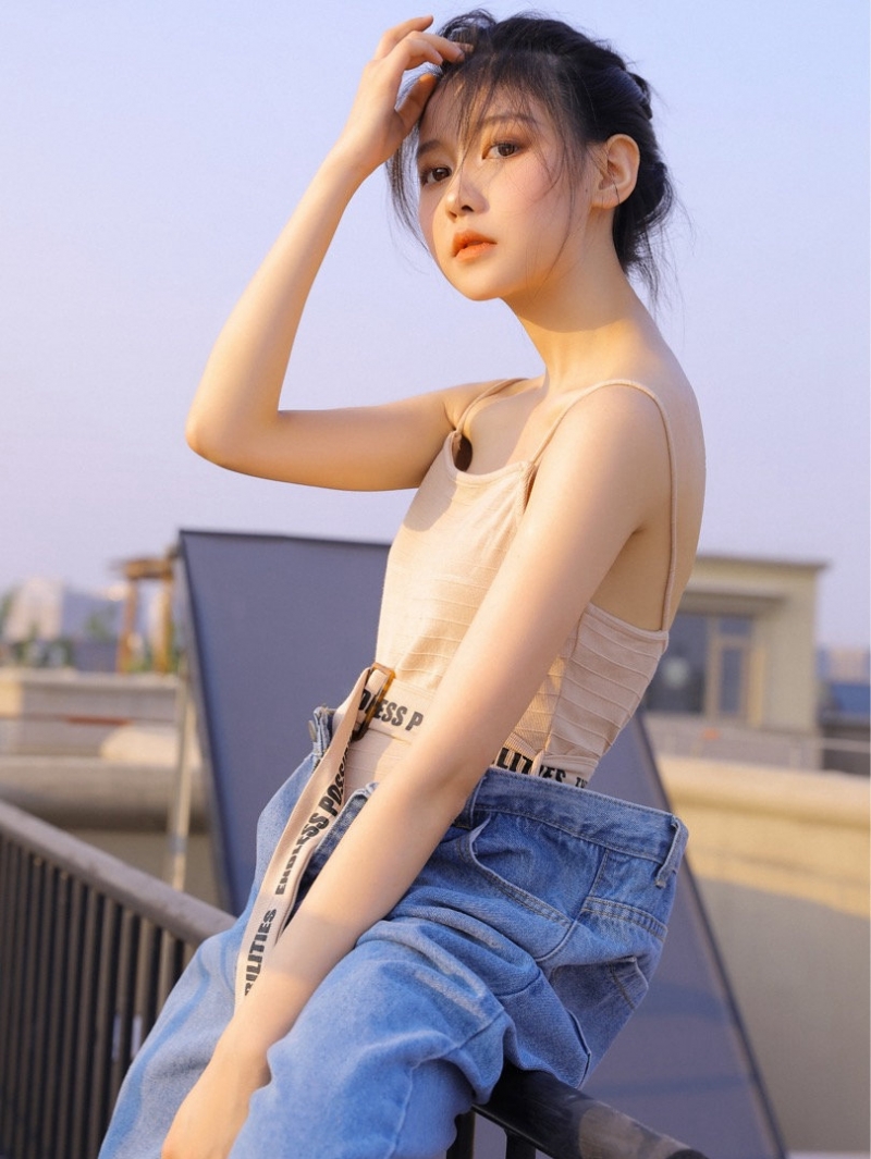 牛仔裤小姐姐吊带香肩街拍写真