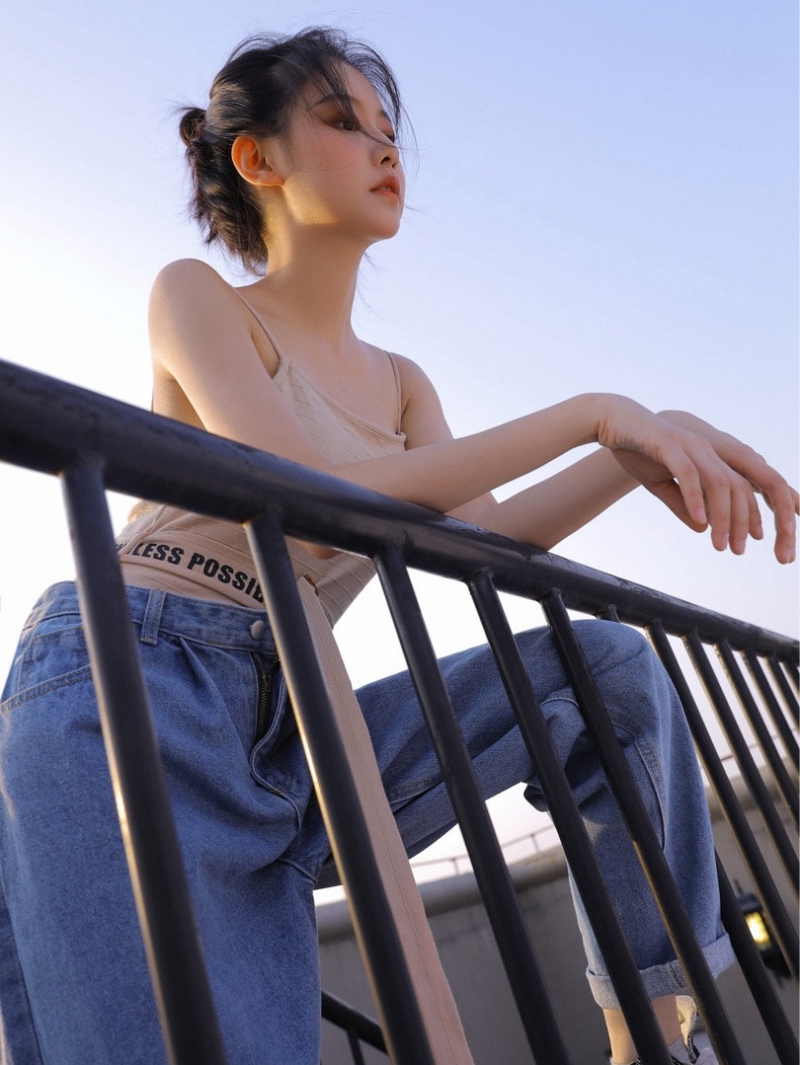 牛仔裤小姐姐吊带香肩街拍写真