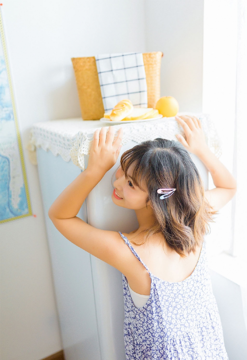 元气少女吊带睡裙纤细苗条写真