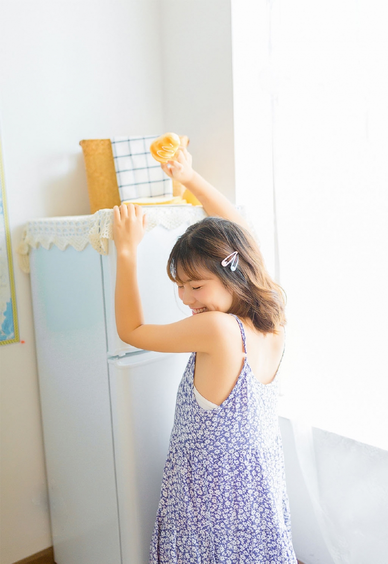 元气少女吊带睡裙纤细苗条写真