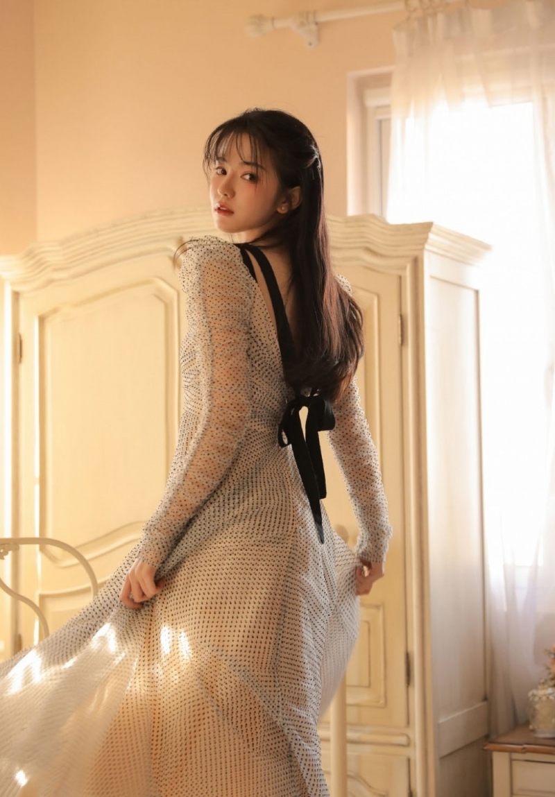 阳光下的床上美女妩媚妖娆辣图