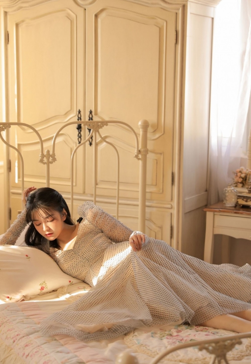 阳光下的床上美女妩媚妖娆辣图