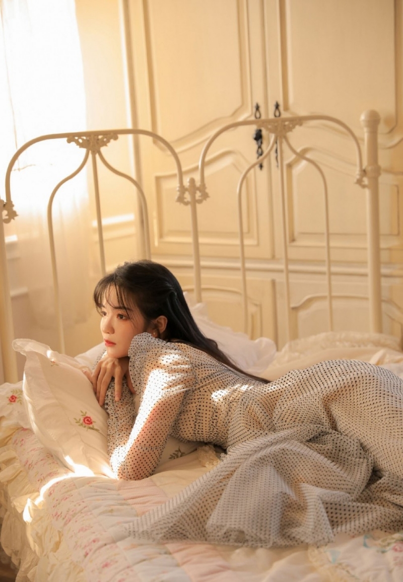 阳光下的床上美女妩媚妖娆辣图