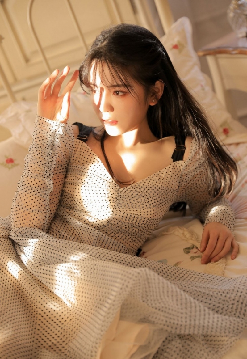 阳光下的床上美女妩媚妖娆辣图
