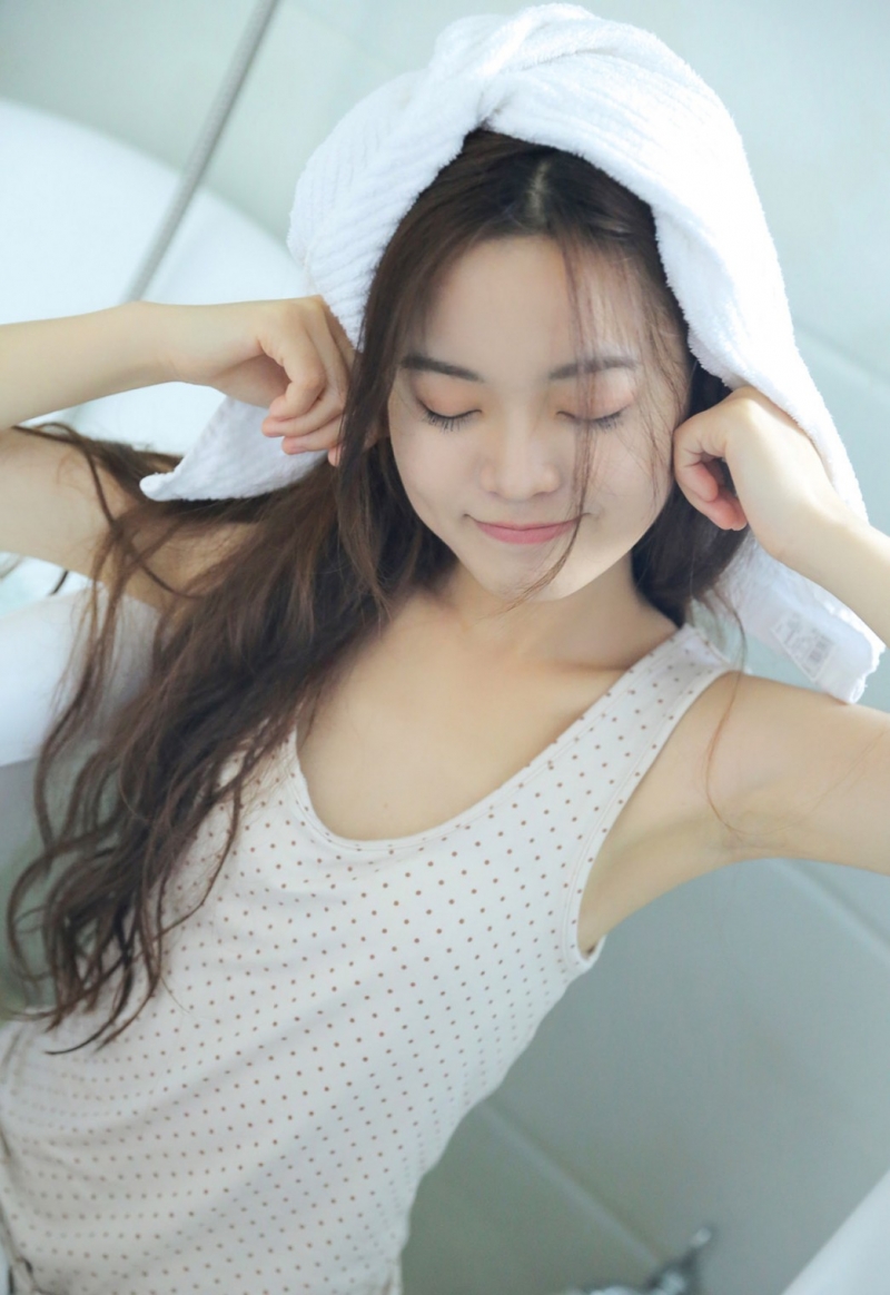 年轻女孩浴室湿身极品销魂美图
