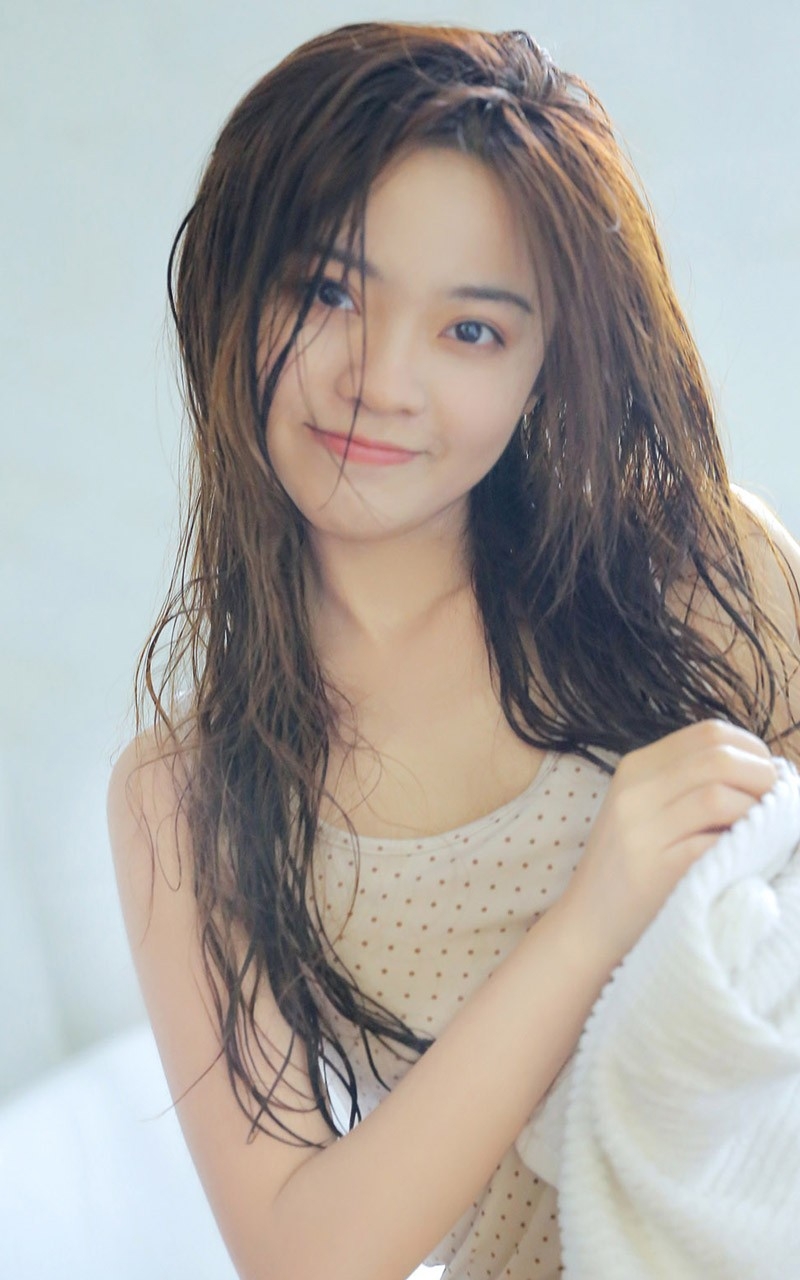 年轻女孩浴室湿身极品销魂美图