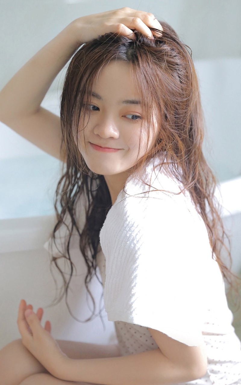 年轻女孩浴室湿身极品销魂美图