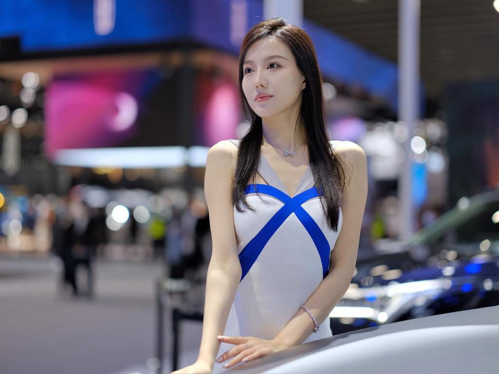 黑长直发美女车模肤白貌美私拍