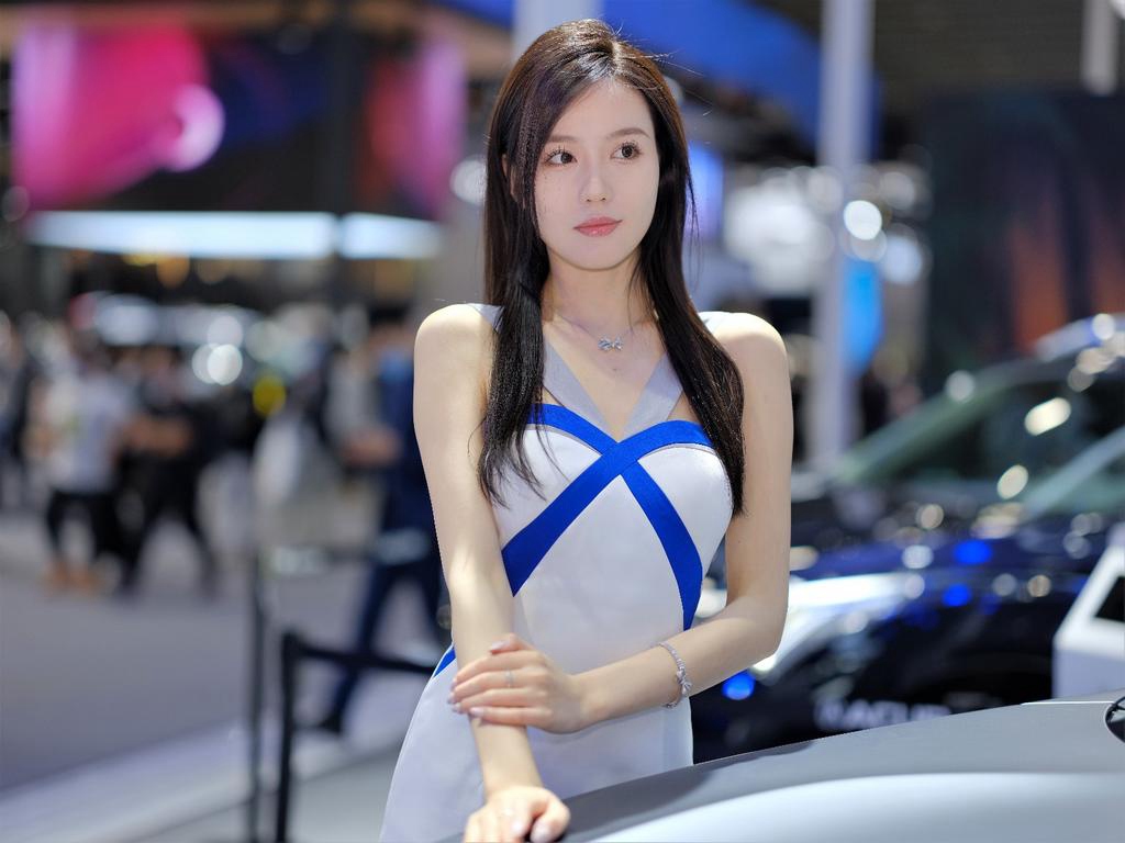 黑长直发美女车模肤白貌美私拍