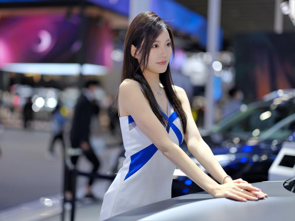 黑长直发美女车模肤白貌美私拍