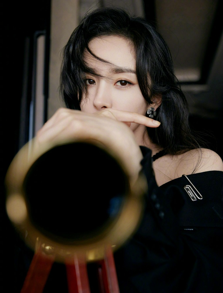 杨幂全黑造型尽显冷艳飒爽写真