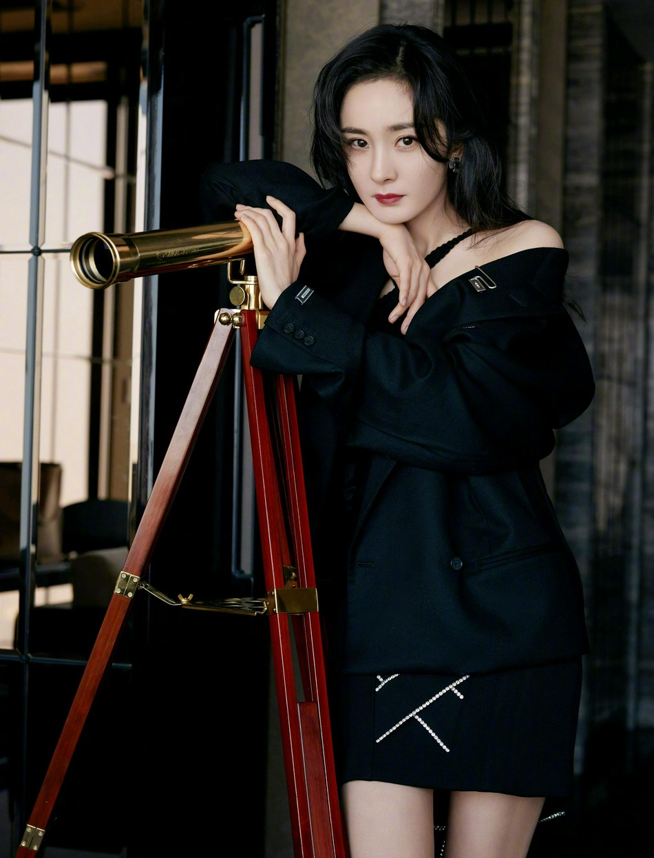 杨幂全黑造型尽显冷艳飒爽写真