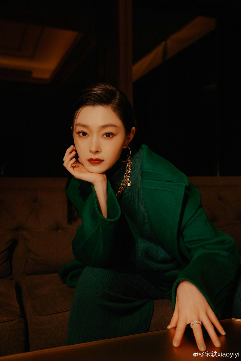 宋轶大背头造型冷艳又酷飒写真