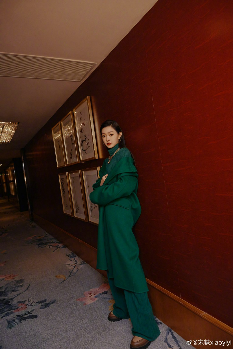 宋轶大背头造型冷艳又酷飒写真