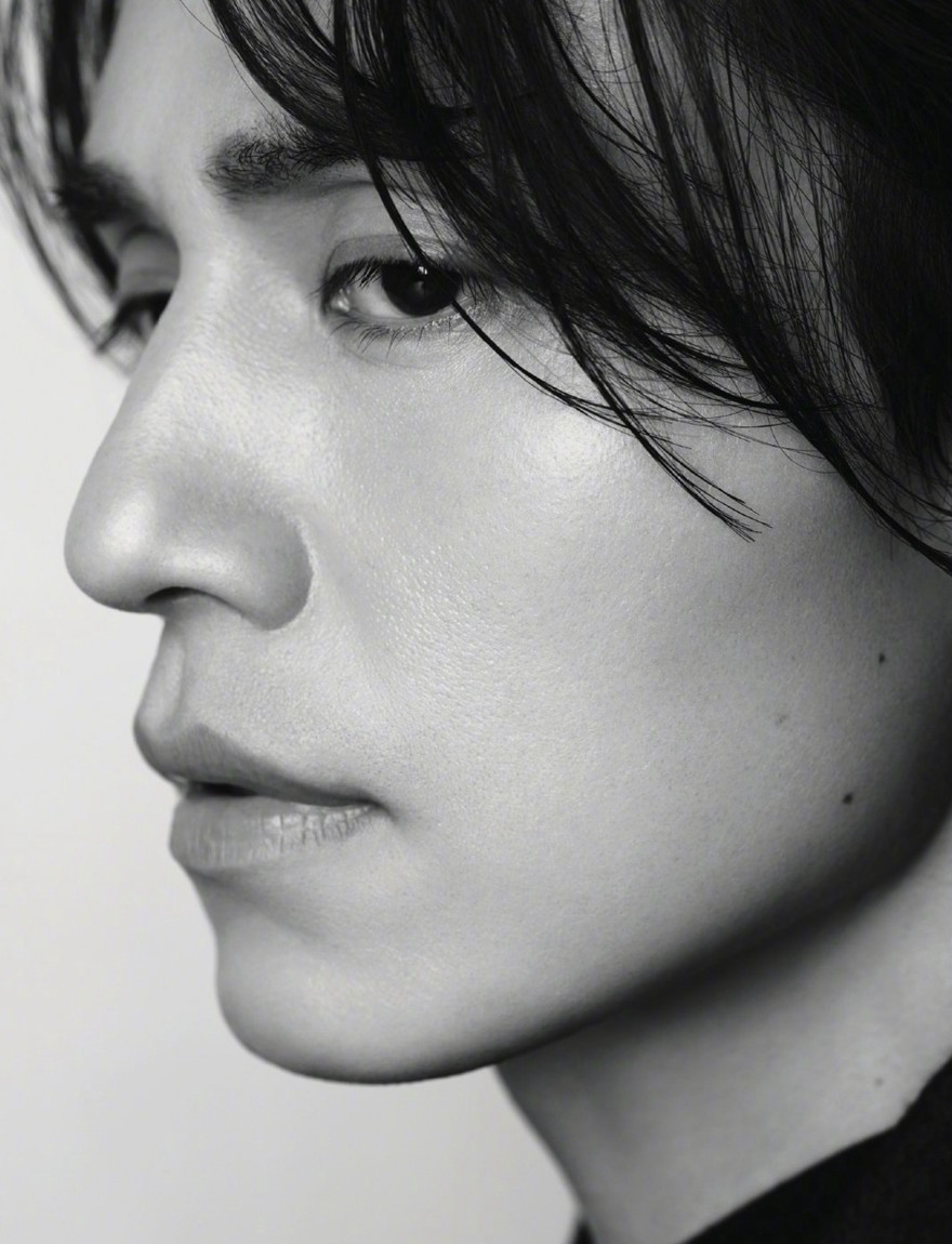 李栋旭智族GQ十二月封面湿发真空西装魅力写真