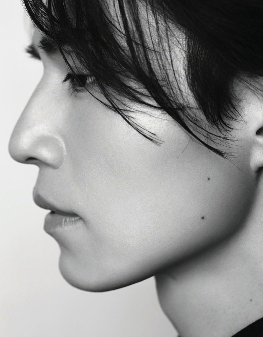 李栋旭智族GQ十二月封面湿发真空西装魅力写真