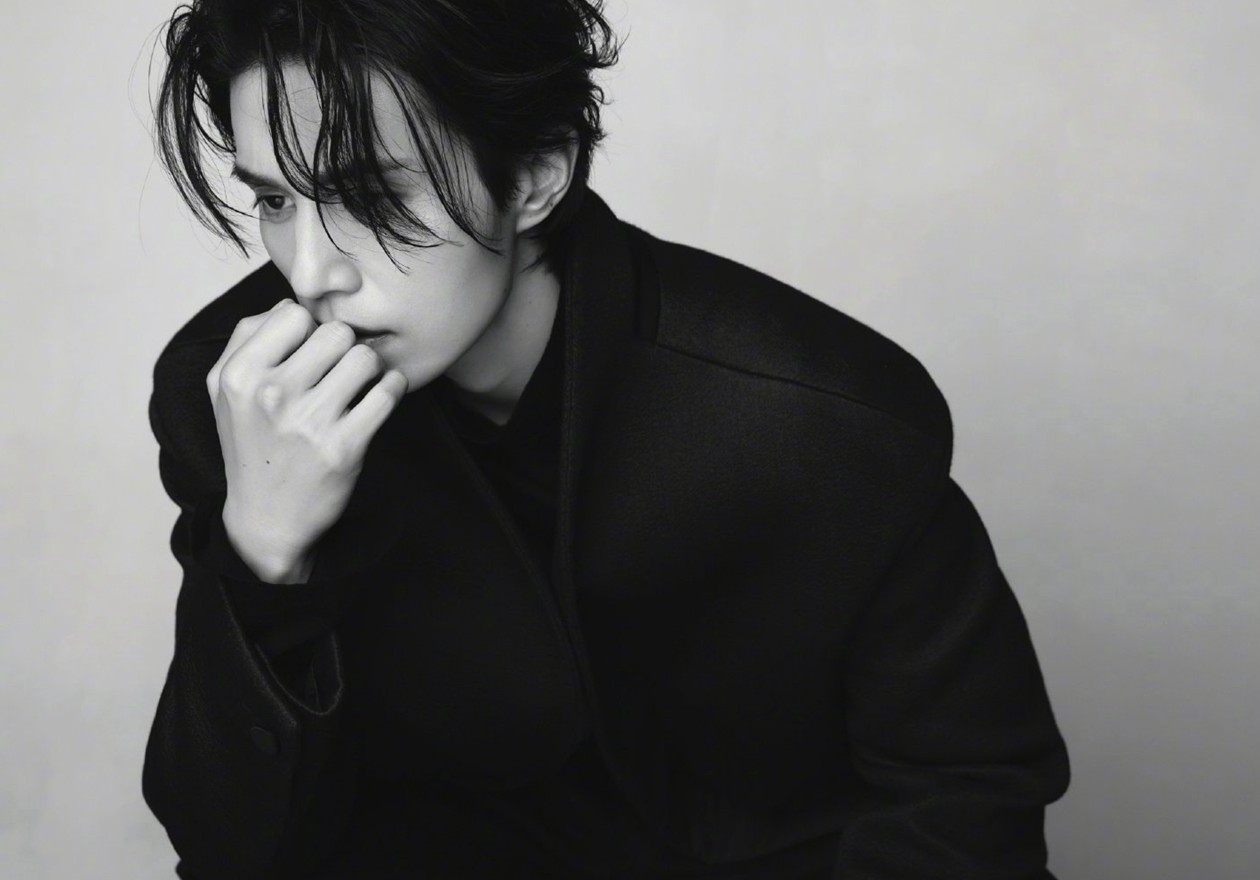 李栋旭智族GQ十二月封面湿发真空西装魅力写真