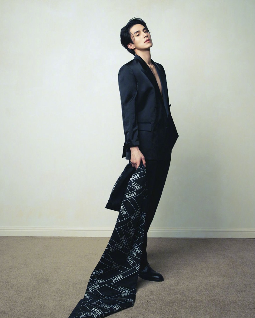 李栋旭智族GQ十二月封面湿发真空西装魅力写真
