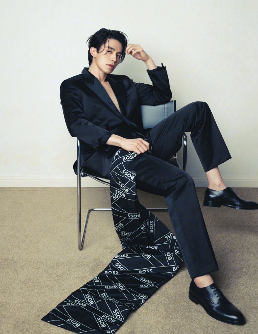 李栋旭智族GQ十二月封面湿发真空西装魅力写真