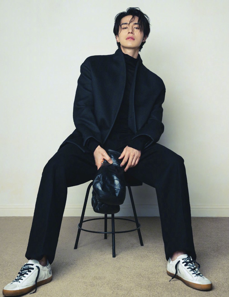 李栋旭智族GQ十二月封面湿发真空西装魅力写真