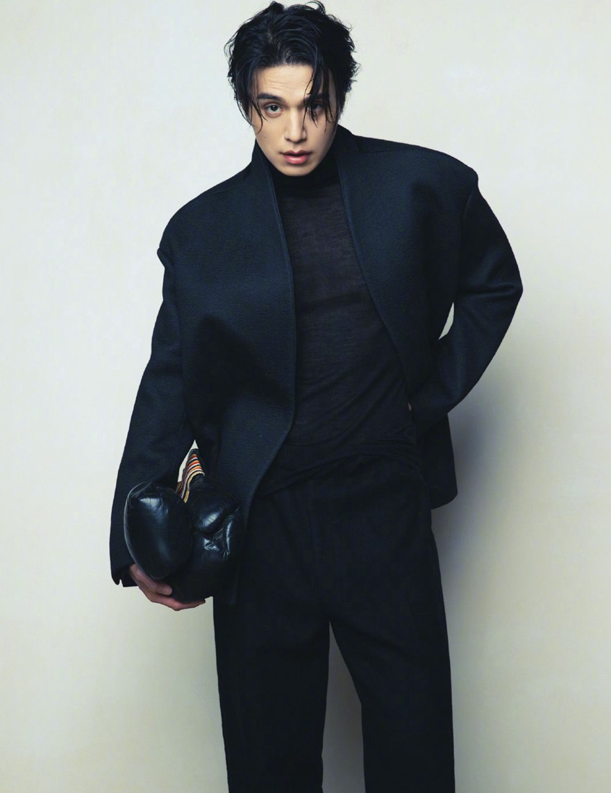 李栋旭智族GQ十二月封面湿发真空西装魅力写真