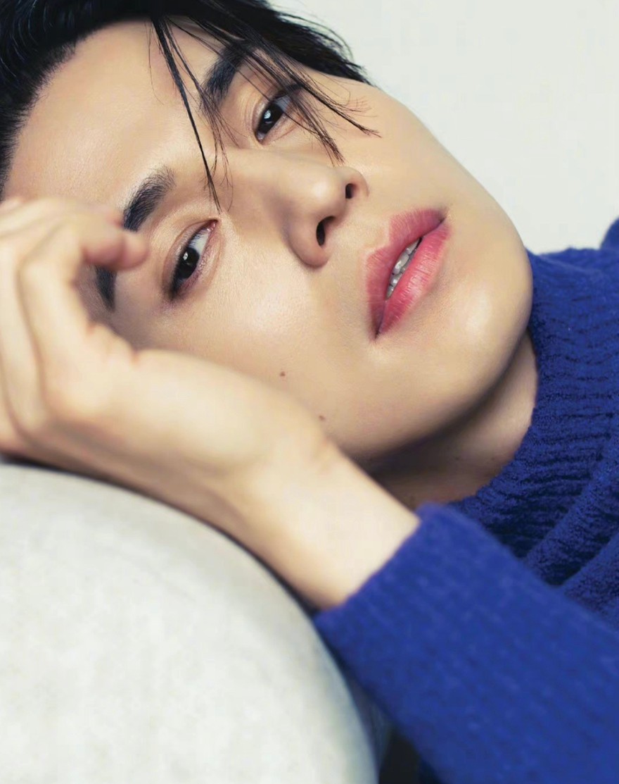 李栋旭智族GQ十二月封面湿发真空西装魅力写真