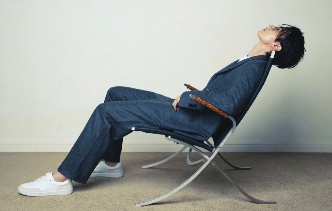 李栋旭智族GQ十二月封面湿发真空西装魅力写真