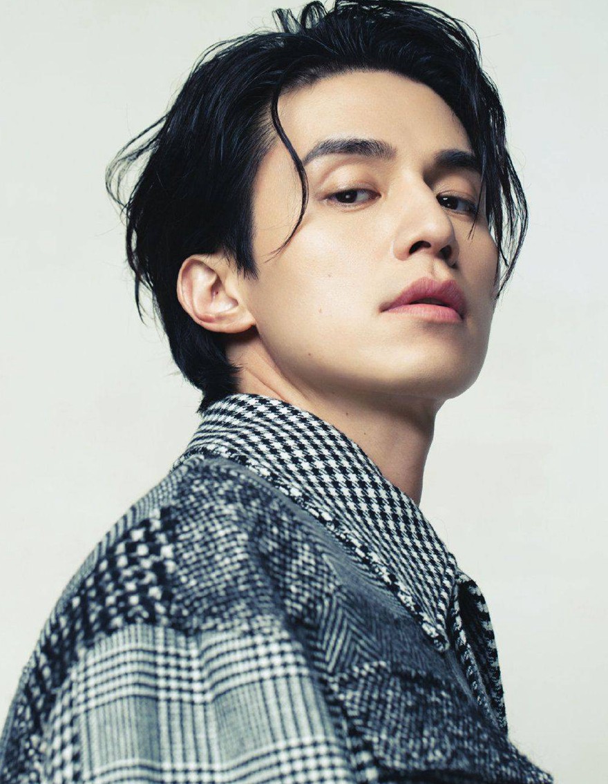 李栋旭智族GQ十二月封面湿发真空西装魅力写真