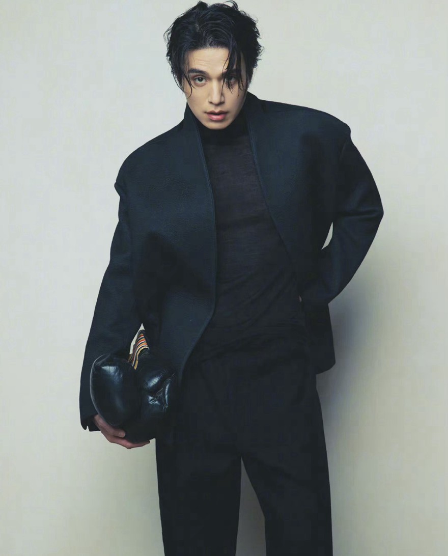 李栋旭智族GQ十二月封面湿发真空西装魅力写真
